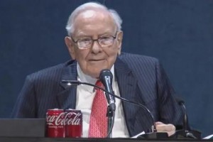 巴菲特宣布将于年底退休 “接班人”什么来头？
