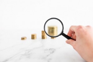 如何实现基金的稳健盈利？这种盈利方式有哪些风险？