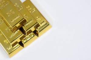 如何分析黄金与澳元的关系并制定投资策略？这种关系对投资组合有何影响？