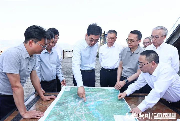 贵州省长李炳军在遵义市调研：充分发挥茅台集团引领作用，带动更多白酒企业加快转变发展方式