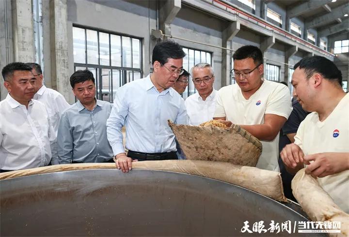贵州省长李炳军在遵义市调研：充分发挥茅台集团引领作用，带动更多白酒企业加快转变发展方式